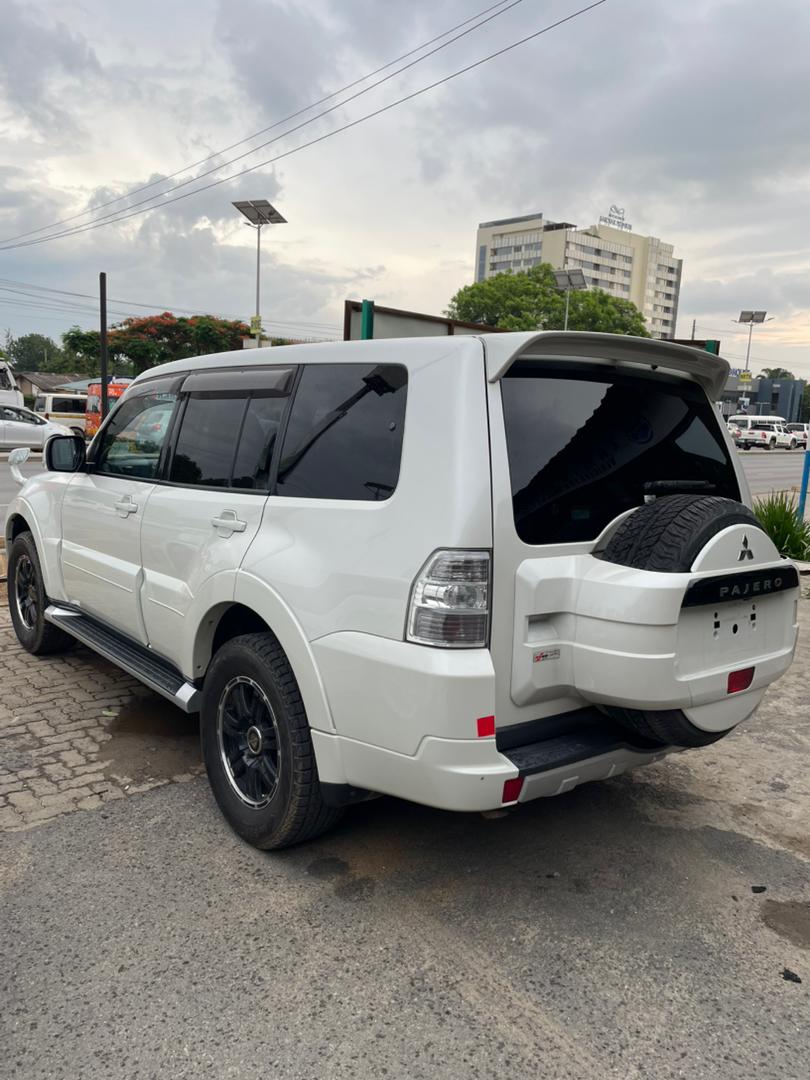 Mitsubishi Pajero 2012 - Side View